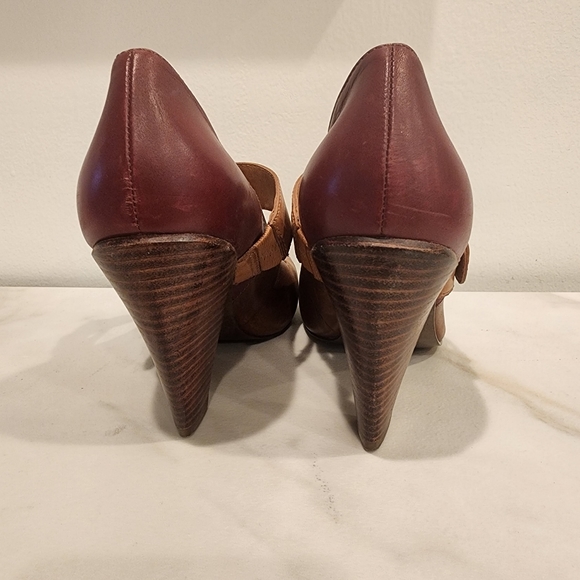 Fossil, size 8 leather 3" beautiful high heel with strap sand unique heel shape. - Picture 4 of 16